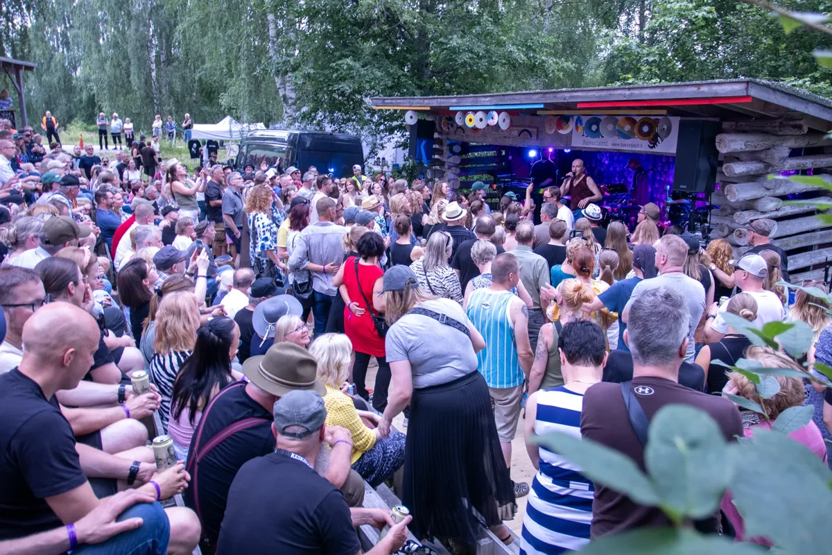 Yleisö ja lava Myllytuvan pihalla Traktorijatzeilla 2026